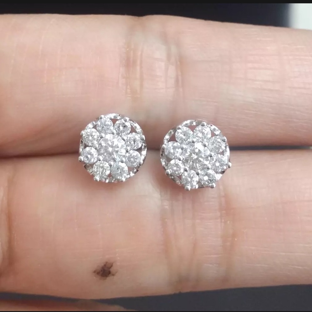 Stunning 1 carat 10k white gold diamond earrings!